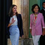La Reina Letizia (i) asiste junto a la presidenta del Banco Santander, Ana Botin (d), al acto de clausura de la XIV convocatoria de proyectos sociales "Euros de tu nómina" que organiza el Banco Santander, este martes, en Madrid. EFE/ Chema Moya