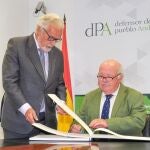 El presidente del Parlamento, Jesús Aguirre, ha visitado este martes la sede del Defensor del Pueblo Andaluz, Jesús Maeztu