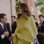 María Ruiz Acuña como invitada de otoño con capa.