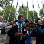 Jorge Fernández Vaquero, portavoz de la Asociación de Jueces Francisco de Vitoria, atiende a los medios a su llegada este jueves a la reunión que el comisario europeo de Justicia, Didier Reynders