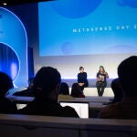 Yaiza Rubio, Chief Metaverse Officer de Telefónica, y Chema Alonso, Chief Digital Officer de la compañía, durante el "Metaverse Day" de Telefónica
