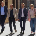 Los dirigentes de JxCat, Josep Rull y Damià Calvet, ayer en Barcelona.