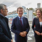 El presidente del Partido Popular (PP), Alberto Núñez Feijóo, acompañado de la delegada de la Xunta en Vigo, Marta Fernández-Tapias y el presidente de ARVI Javier Touza en un encuentro en Vigo.