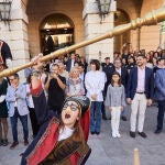 La ministra de Ciencia e Innovación y exalcaldesa de Gandia, Diana Morant (centro), asiste a la entrada de bandas del “Tio de la Porra”, que da inicio a la Fira i Festes de Gandia.