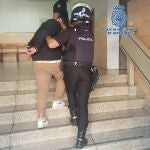 Un agente de la Policía Nacional conduce al detenido al interior de la comisaríaPOLICÍA NACIONAL(Foto de ARCHIVO)08/8/2022