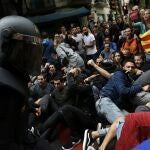 Imágenes del 1-O, con la Policía conteniendo el empuje de los independentistas