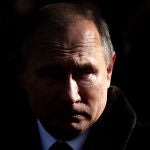 El presidente ruso Vladimir Putin asiste a una ceremonia de ofrenda floral en la Tumba del Soldado Desconocido, cerca del Kremlin, durante las celebraciones nacionales del "Día del Defensor de la Patria" en Moscú, Rusia.