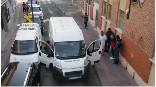 Un momento de la intervención de la Guardia Civil