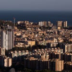 Vista desde el barrio de la Palmilla de Málaga de las llamadas torres de Martiricos (i). EFE/Jorge Zapata