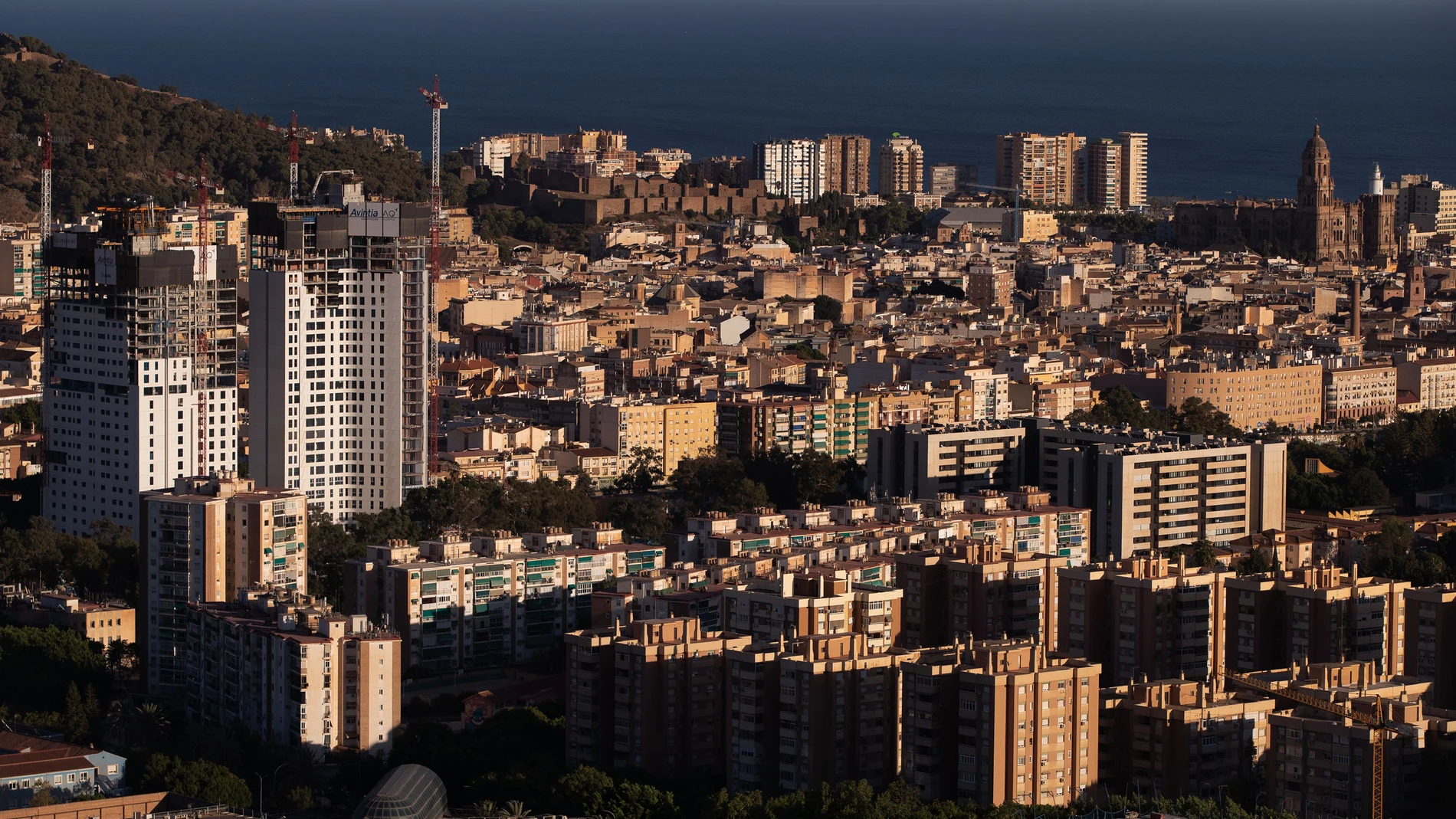 Vista desde el barrio de la Palmilla de Málaga de las llamadas torres de Martiricos (i). EFE/Jorge Zapata