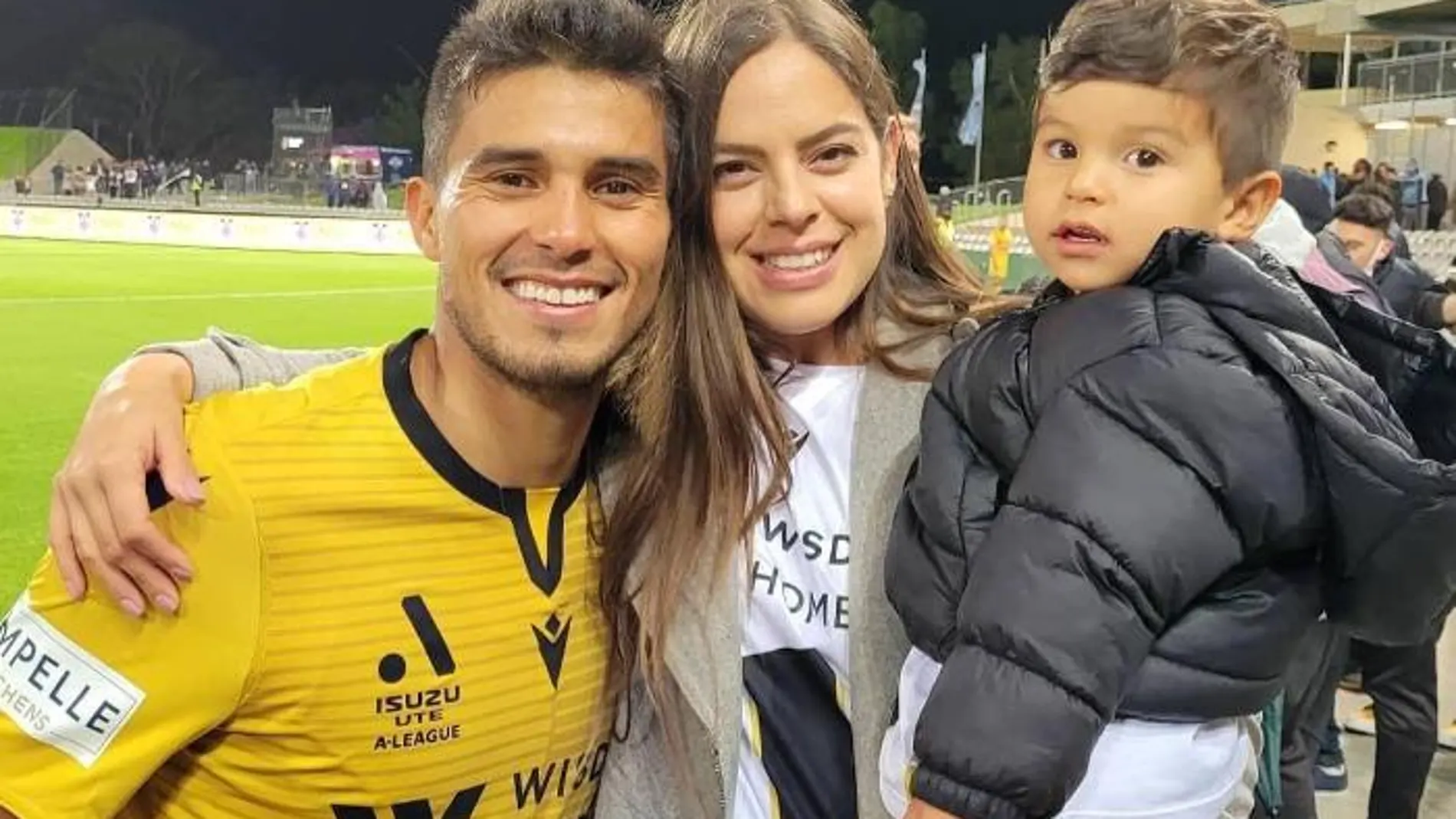 Ulises Dávila junto a su esposa y su hijo