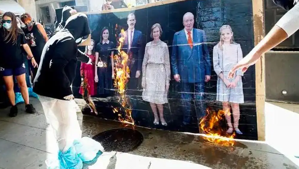 Quema de una foto de la Familia Real durante la Diada en 2020