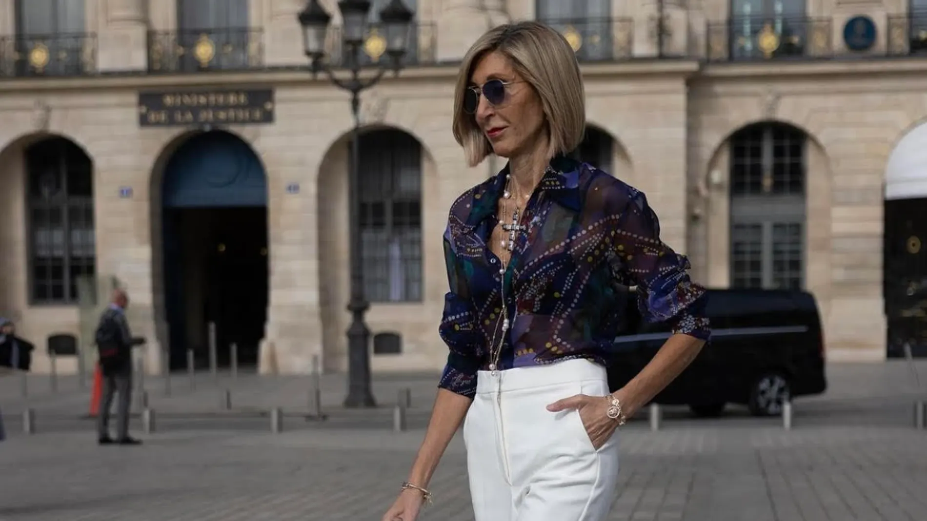 Susi Rejano nos enseña a llevar pantalones blancos en otoño.