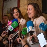 Las hijas de Jesús Quintero, Lola y Andrea, a las puertas de la capilla ardiente. A. PÉREZ/EUROPA PRESS
