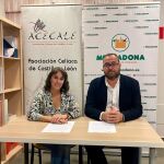 El director de relaciones exteriores en Castilla y León de Mercadona, Julio Casado; y la presidenta de Acecale, María Patricia García, renuevan el convenio