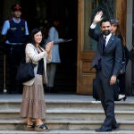 El conseller de Empresa y Trabajo, Roger Torrent, expresidente del Parlament de Cataluña, junto a la exmiembro de la Mesa de la cámara catalana Adriana Delgado (i), a su llegada al Tribunal Superior de Justicia de Cataluña (TSJC) que juzga desde este miércoles a Torrent y a los miembros de JxCat y ERC de la Mesa que presidió en el Parlament, por un delito de desobediencia al tramitar resoluciones vetadas por el Constitucional. EFE/Toni Albir