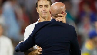 El entrenador del Sevilla Julen Lopetegui (i) y Monchi (d), director deportivo del equipo hispalense
