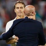 El entrenador del Sevilla Julen Lopetegui (i) y Monchi (d), director deportivo del equipo hispalense