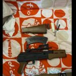 Fusil de asalto simulado con el que el detenido hacía prácticas