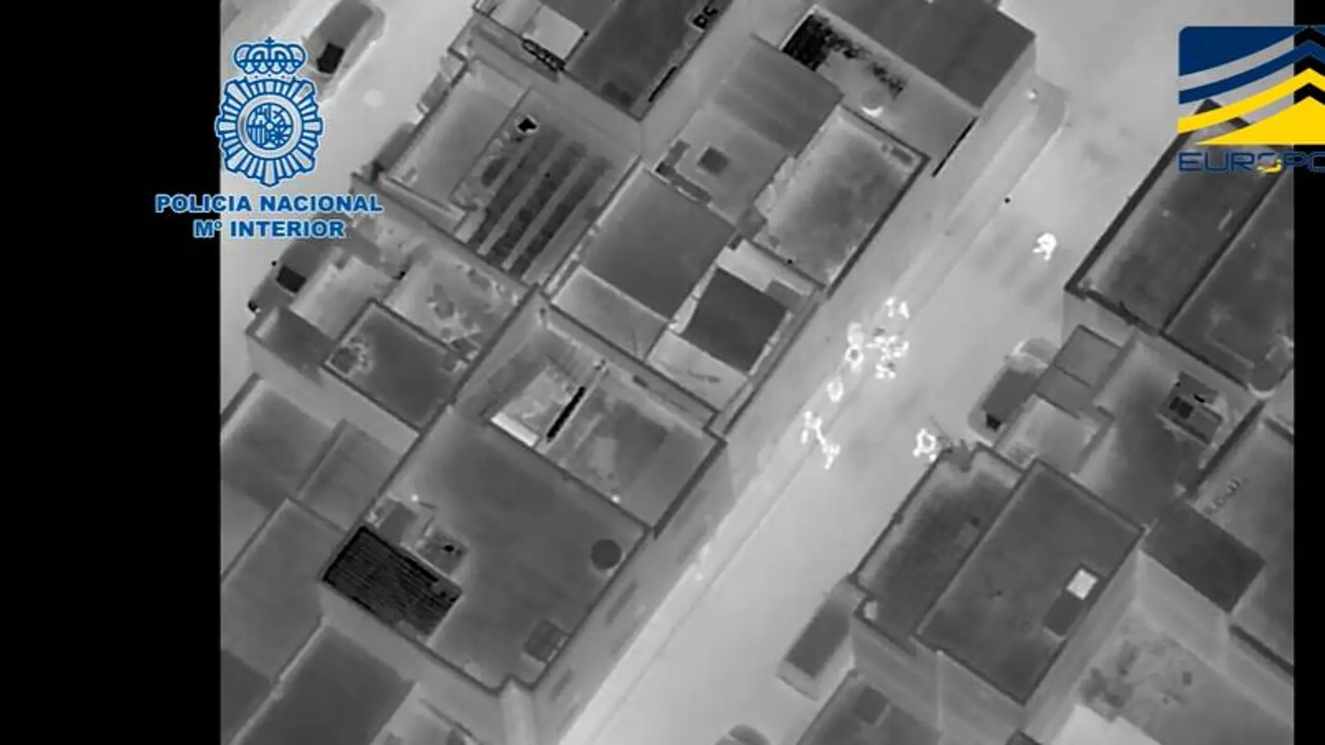 Foto nocturna de los agentes a punto de entrar en una de la viviendas de los terroristas