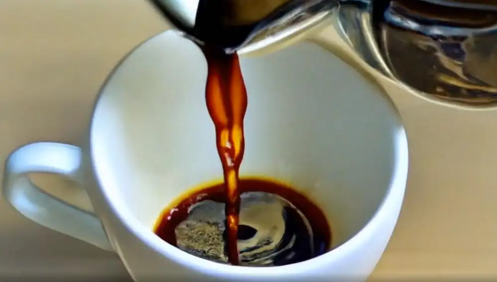 Vertiendo café en una taza.