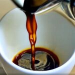 Vertiendo café en una taza.