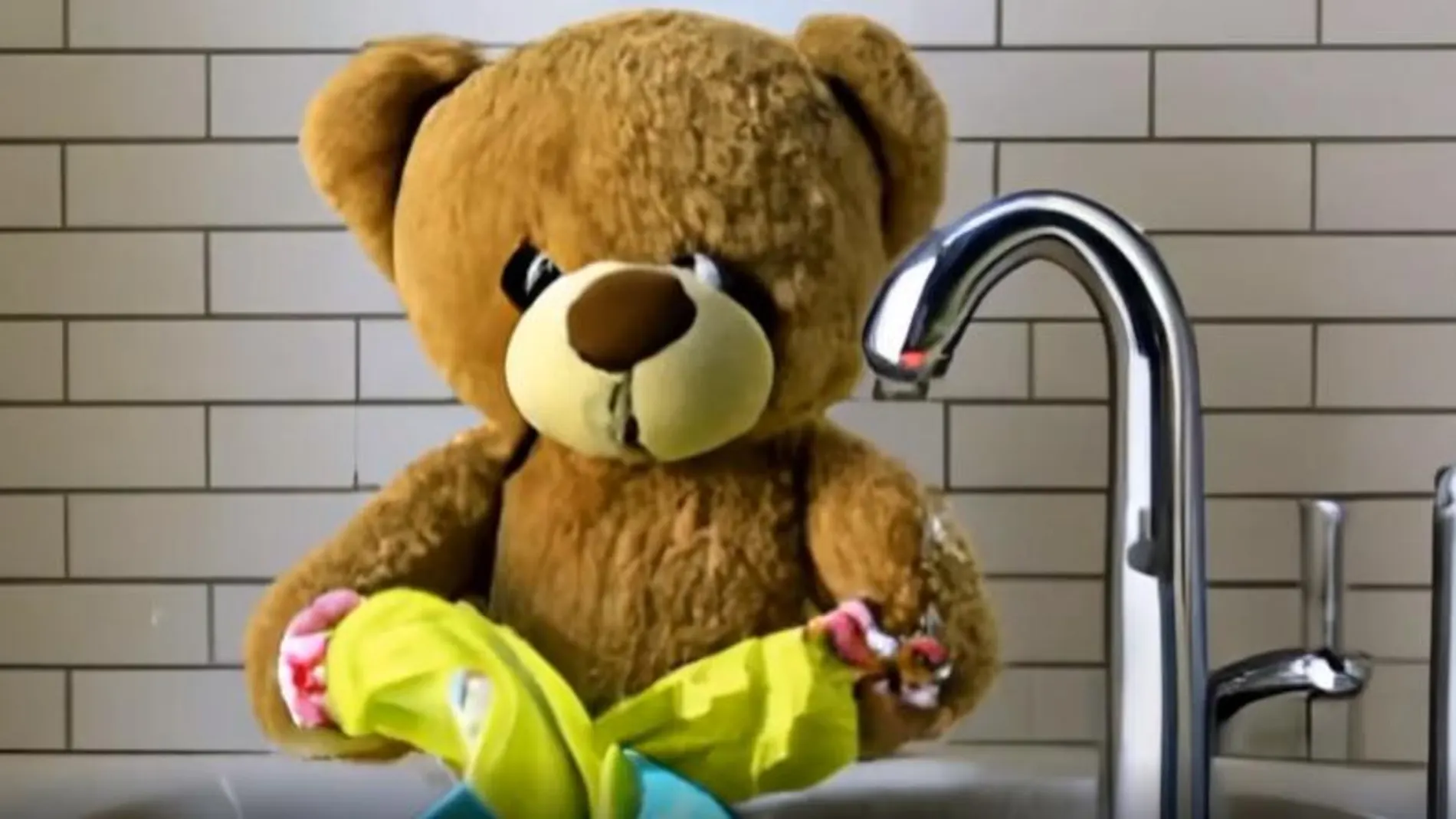 Captura del vídeo creado con Imagen Video a partir de la descripción "Oso de peluche fregando platos".