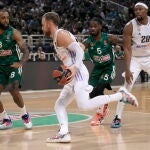 Musa intenta escapar de la defensa del Panathinaikos