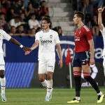 Los futbolistas del Valencia celebran un gol frente a Osasuna.