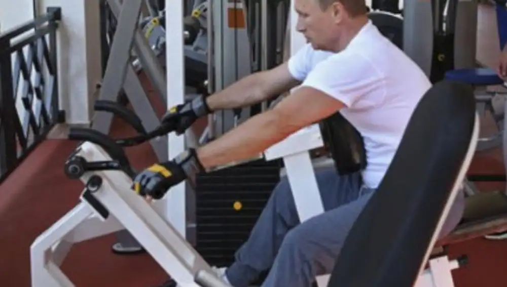 Vladimir Putin se ejercita en la máquina de remo