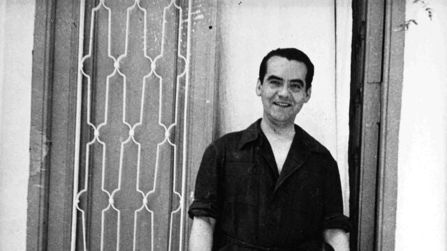 Federico García Lorca, en la Huerta de San Vicente, en 1935