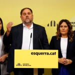 GRAF9651. BARCELONA, 08/10/2022.- El presidente de ERC, Oriol Junqueras, junto a la secretaria general del partido, Marta Vilalta (i), la consejera de Presidencia, Laugra Vilagrà (2d), y el diputado Gabriel Rufián (d).