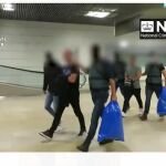 Un momento de la detención en el aeropuerto de Barajas