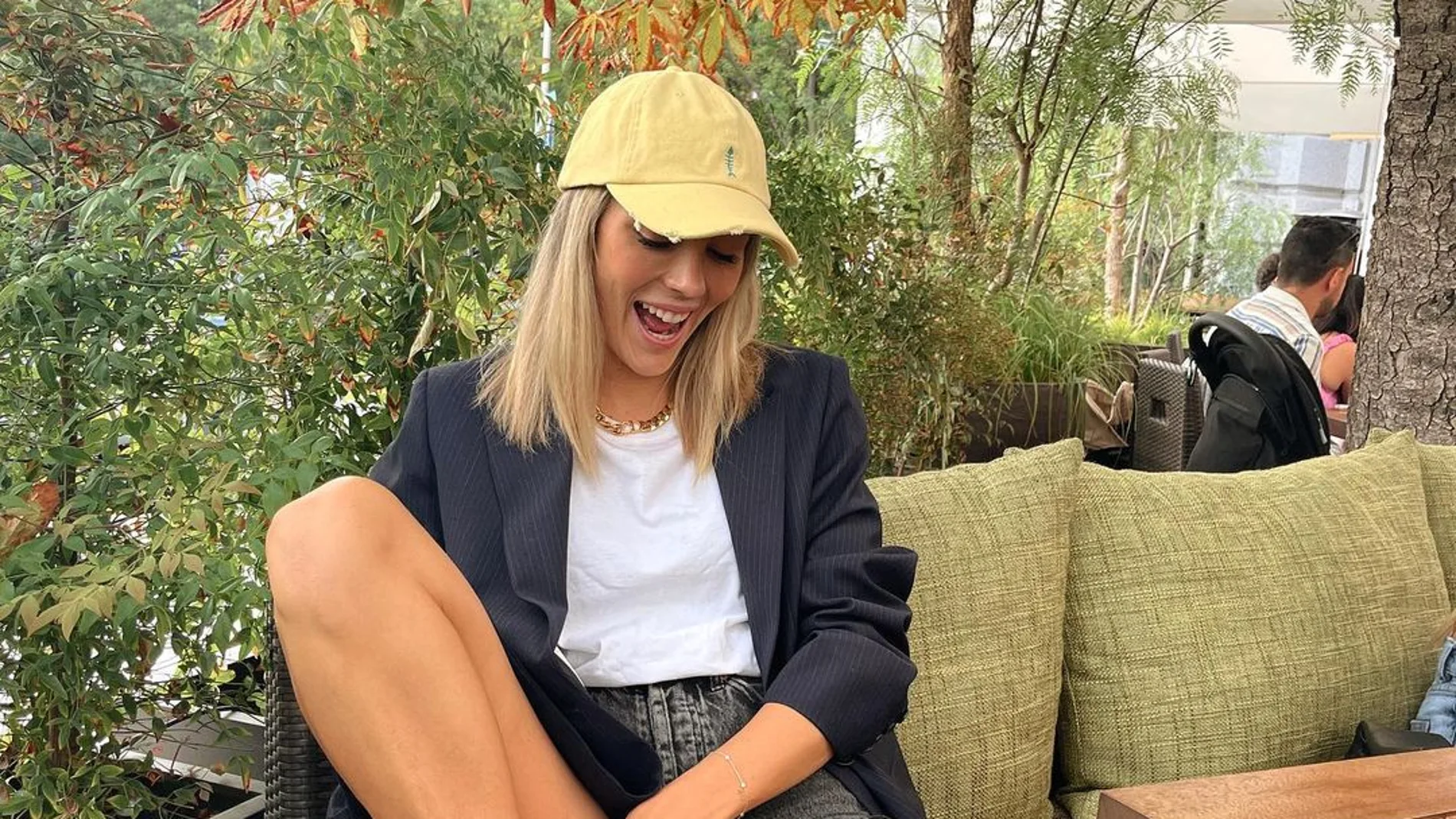 Anna Padilla con shorts y blazer en octubre