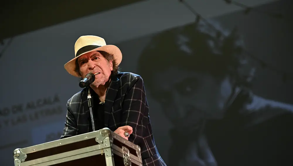 ALCALÁ DE HENARES, 09/10/2022.- El cantautor y poeta Joaquín Sabina pronuncia unas palabras tras recibir el premio Ciudad de Alcalá de la Artes y las Letras 2022, este domingo en el Teatro Salón Cervantes, en Alcalá de Henares. EFE/Fernando Villar