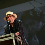 ALCALÁ DE HENARES, 09/10/2022.- El cantautor y poeta Joaquín Sabina pronuncia unas palabras tras recibir el premio Ciudad de Alcalá de la Artes y las Letras 2022, este domingo en el Teatro Salón Cervantes, en Alcalá de Henares. EFE/Fernando Villar