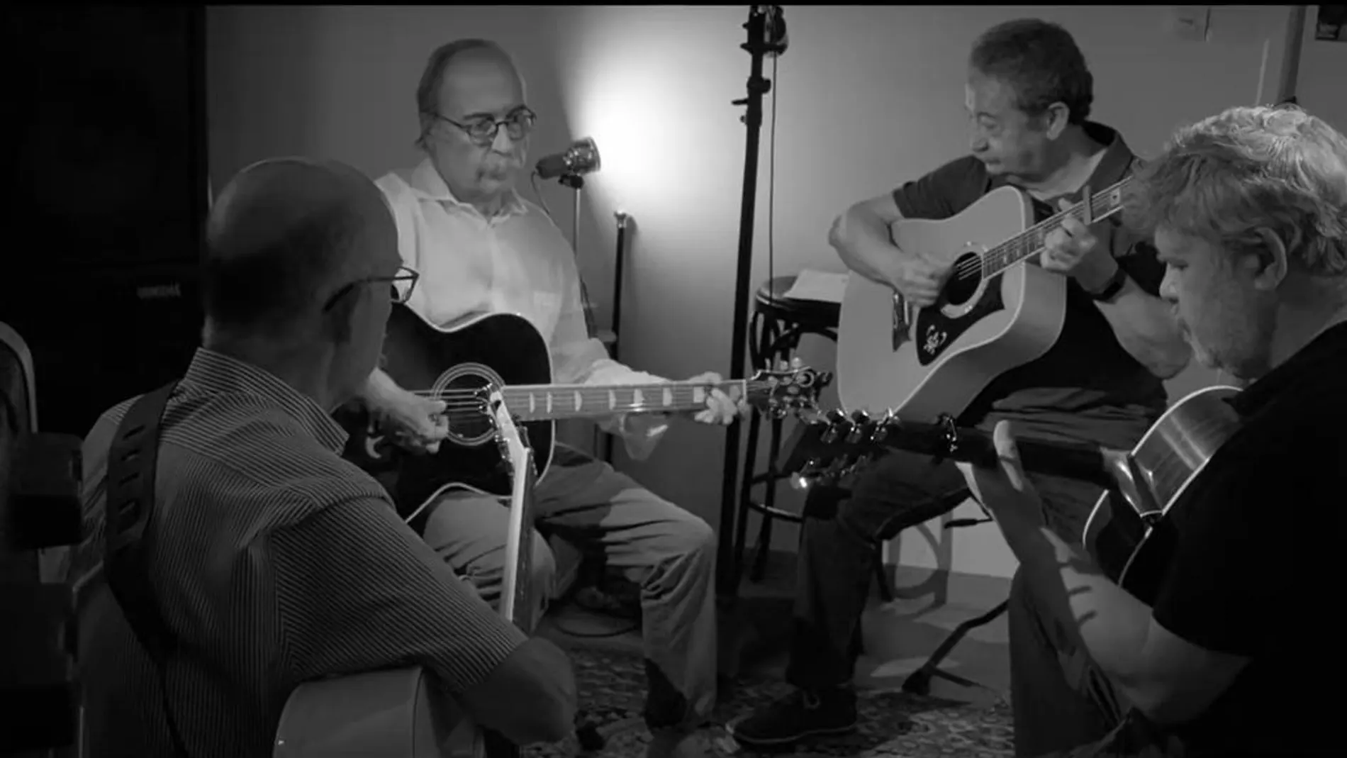 Los Lobos, en el videoclip de la nueva versión de "Tristes guerras"