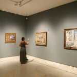 Una mujer en una de las salas con obras de varios artistas durante la presentación de la nueva exposición temporal