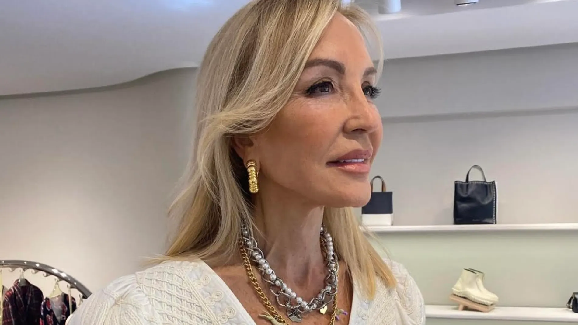 Carmen Lomana con falda midi.