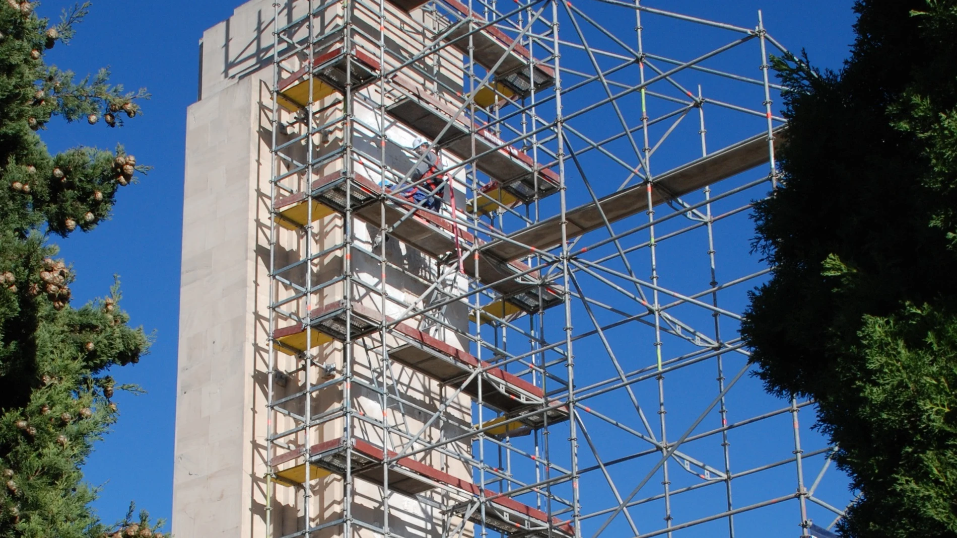 Obras para eliminar los elementos franquistas del monumento de Sa Feixina