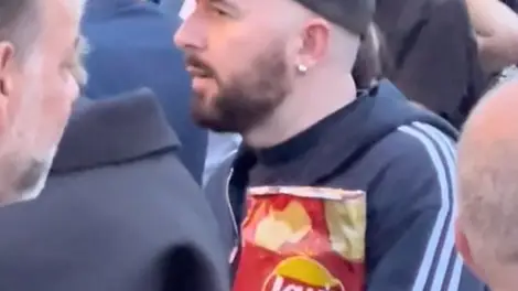 Demna Gvasiala con su bolso Lay's.