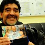 Maradona sosteniendo la imagen enviada por Walter
