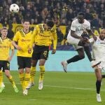 El remate de cabeza de Nianzou que acabó en gol del Sevilla