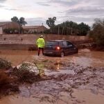 Vehículo atrapado en una avenida en Lorca (Murcia)