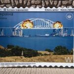 Una ilustración muestra en Kyiv la destrucción parcial del puente de KErch, en Crimea12/10/2022