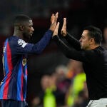 Xavi se saluda con Dembélé en el partido en el que el Barça se hundió ante el Inter