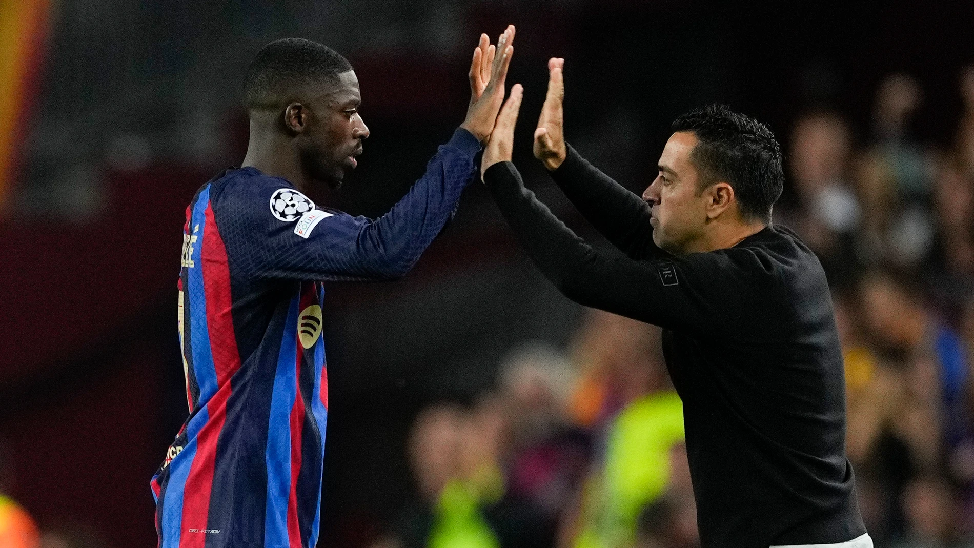 Xavi se saluda con Dembélé en el partido en el que el Barça se hundió ante el Inter