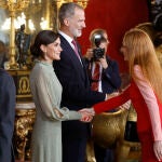Felipe VI y Letizia saludan a la diseñadora Ana Locking