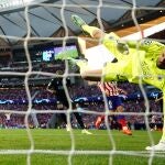 Simon Mignolet, portero del Brujas, fue el mejor del partido. Hasta paró un tiro de Morata con la cara