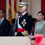 (I-D) El presidente del Gobierno, Pedro Sánchez; la Infanta Sofía; el Rey Felipe VI y la Reina Letizia, durante el acto solemne de homenaje a la bandera nacional